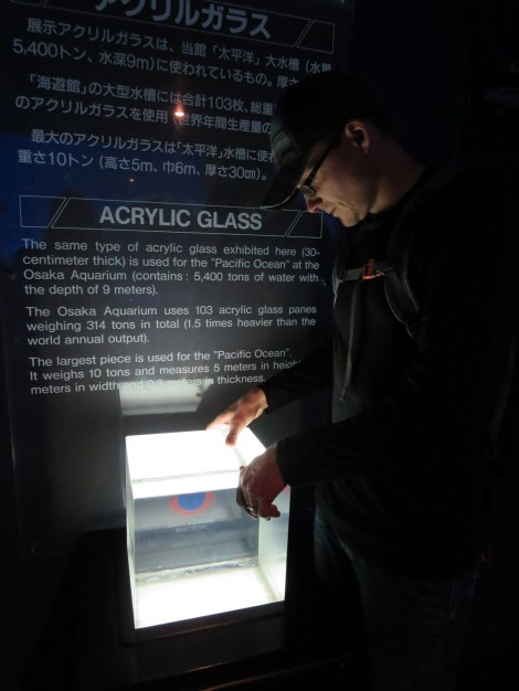 the thick acrylic glass used at the aquarium
