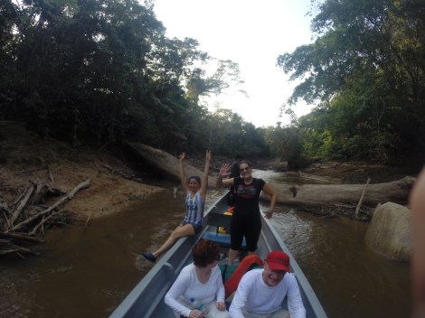 In the back of the canoe, Vanessa and Cecilia (from Buenos Aires) kept things fun